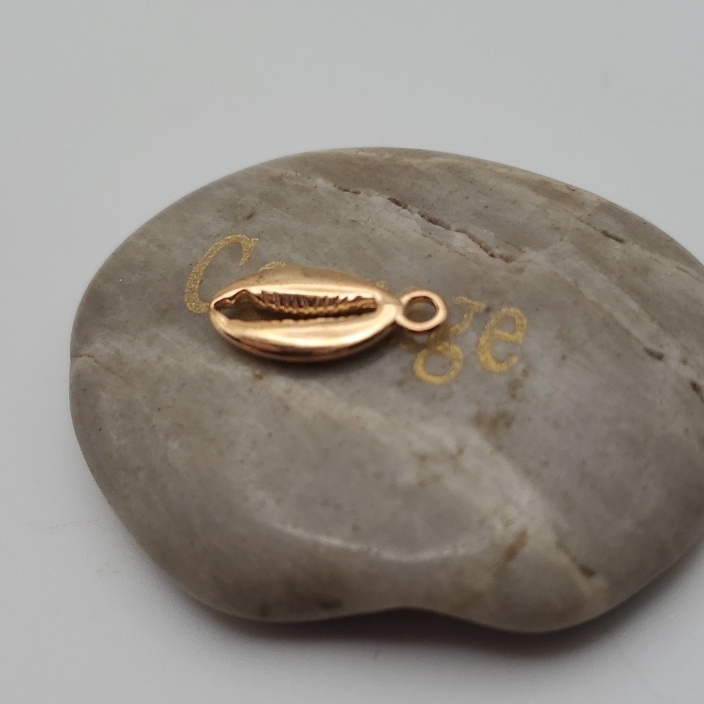 22ct gold bonded cowrie shell charm - Picture 2 of 2